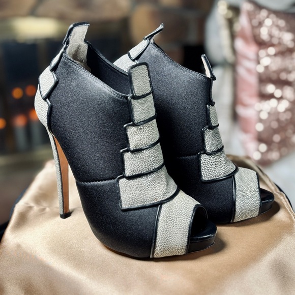 Chrissie Morris Grey & Black Shagreen Leather Peeptoe 5” Stephanie Bootie Sz 6